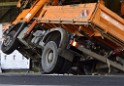 LKW blieb unter Bruecke haengen Koeln Deutz Deutz Muelheimerstr P072